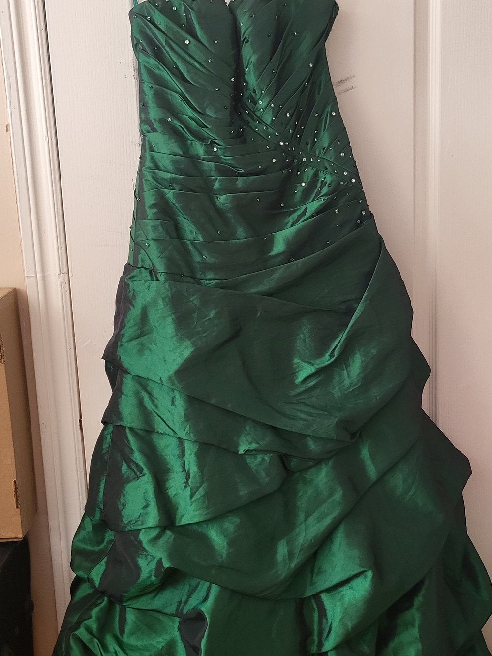 Elegant Emerald Strapless Evening Dress with Embellished Bodice